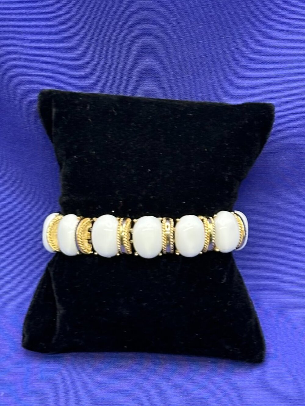 VTG Crown Trifari Mid-Century Bracelet Oval White Cabochons - Picture 2 of 15